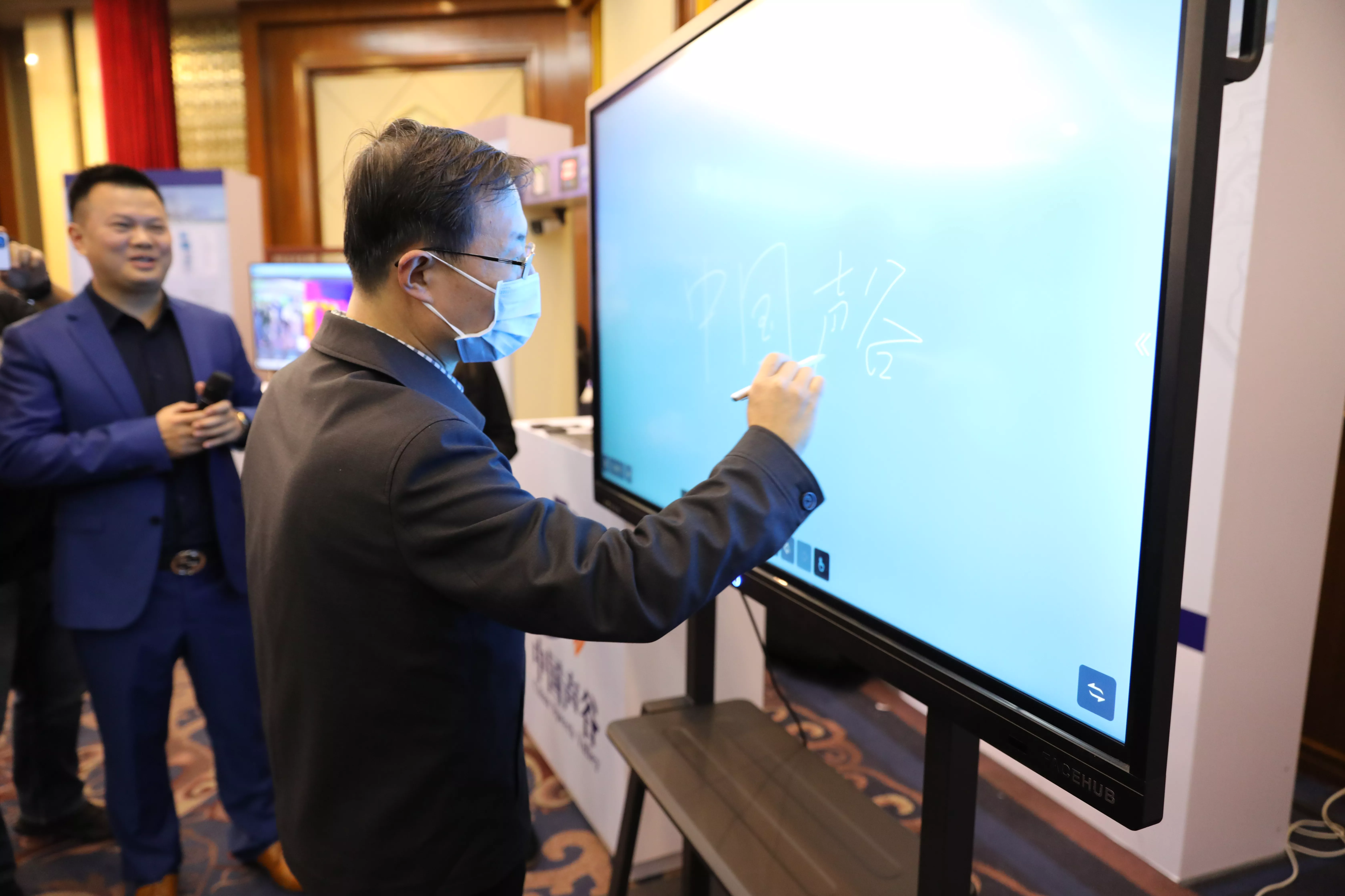 向工信部王志军副部长、何树山副省长、牛弩韬厅长汇报工作