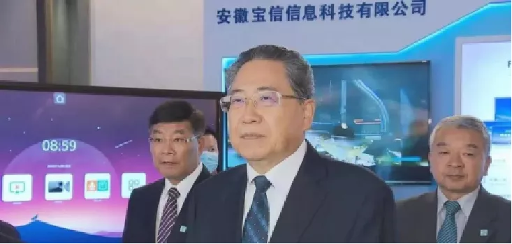 FACEHUB智慧屏亮相世界显示大会向李锦斌书记汇报